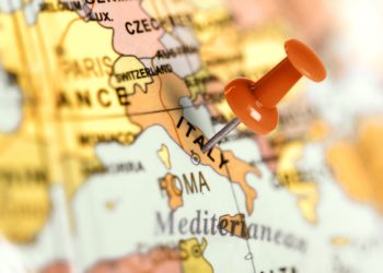Auf einer Weltkarte ist Italien mit einem roten Pin markiert.