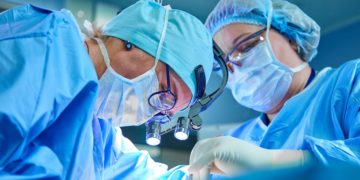 Werden wir uns in Zukunft die Durchführung von vielen schwierigen Operationen durch die Verwendung eines neuen Nanokautschukmaterial ersparen können? (Bild:  Georgiy/Stock.Adobe.com)