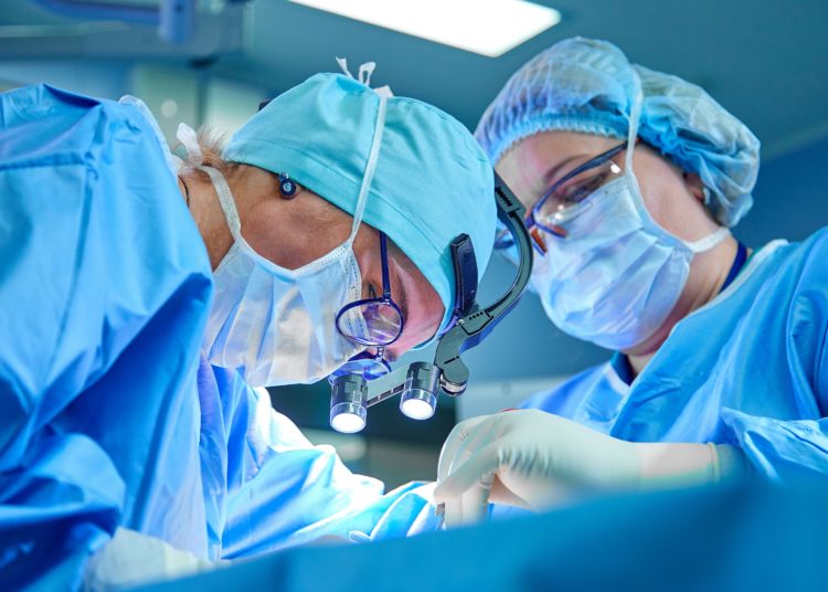 Werden wir uns in Zukunft die Durchführung von vielen schwierigen Operationen durch die Verwendung eines neuen Nanokautschukmaterial ersparen können? (Bild:  Georgiy/Stock.Adobe.com)