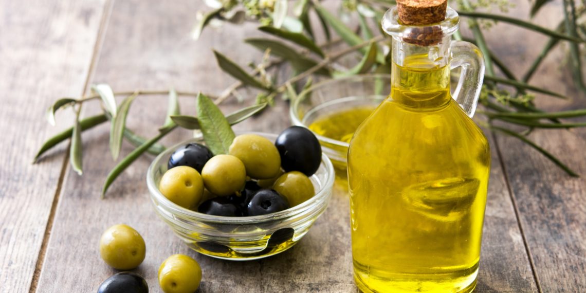 Olivenöl ist gesund und schützt das Herz. (Bild: chandlervid85/Stock.Adobe.com)