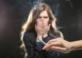 Passivrauch gefährdet auch die Gesundheit von Nichtrauchern. Wie verhält es sich mit dem Rauch aus dritter Hand in einer Nichtraucherumgebung? (Bild: Africa Studio/Stock.Adobe.com)