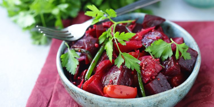 Rote Beete Salat mit Petersilie dekoriert in einem Schälchen.