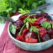 Rote Beete Salat mit Petersilie dekoriert in einem Schälchen.