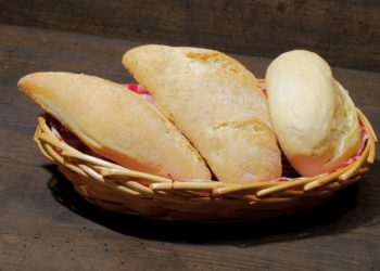 Drei verschiedene Brötchen in einem Körbchen
