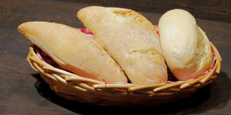 Drei verschiedene Brötchen in einem Körbchen