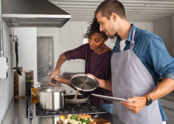 Ein Mann und eine Frau kochen zusammen.