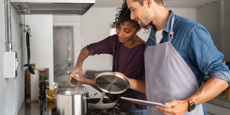 Ein Mann und eine Frau kochen zusammen.