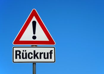 Verkehrsschild mit der Aufschrift Rückruf