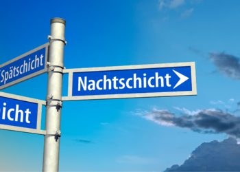 Wegweiser mit Schildern mit den Aufschriften Frühschicht, Spätschicht und Nachtschicht