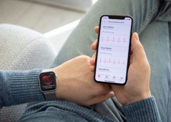 Mann beim EKG mit seiner Smartwatch