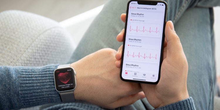 Mann beim EKG mit seiner Smartwatch