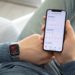 Mann beim EKG mit seiner Smartwatch