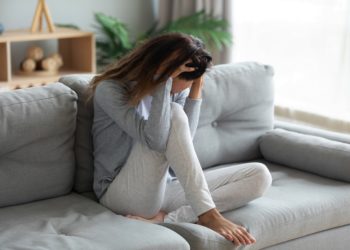 Traumatische Erlebnisse im Leben sind nur schwer zu vergessen, sie verfolgen betroffene Personen häufig ihr ganzes Leben lang. (Bild: fizkes/Stock.Adobe.com)