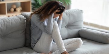 Traumatische Erlebnisse im Leben sind nur schwer zu vergessen, sie verfolgen betroffene Personen häufig ihr ganzes Leben lang. (Bild: fizkes/Stock.Adobe.com)
