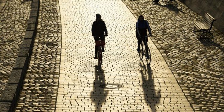 Zwei Fahrradfahrer fahren auf einem Fahrradweg.