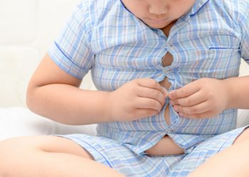 Wenn Säuglinge Antibiotika bekommen, erhöht sich dadurch das Risiko für Übergewicht und Fettleibigkeit. (Bild: kwanchaichaiudom/Stock.Adobe.com)