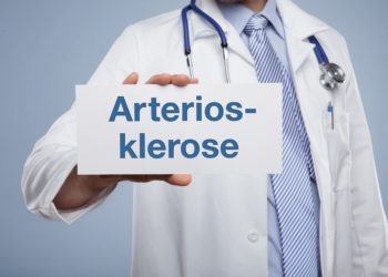 Mediziner zeigt ein Schild mit der Aufschrift Arteriosklerose