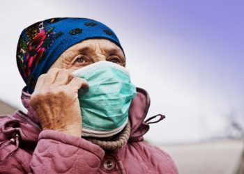 In Zeiten von COVID-19 müssen besonders ältere Menschen vor einer Erkrankung geschützt werden. (Bild: Pavlo/Stock.Adobe.com)
