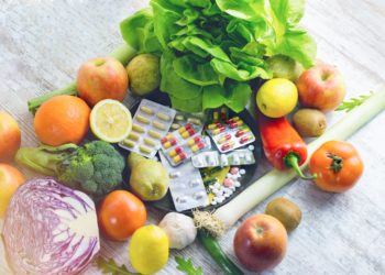 Einige Nahrungsergänzungsmittel liegen zwischen frischem Obst und Gemüse.