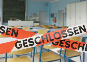 Ein Klassenzimmer ist mit einem Absperrband versperrt.