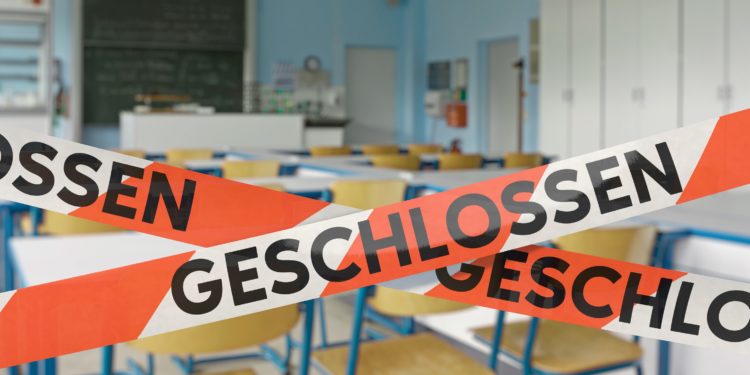 Ein Klassenzimmer ist mit einem Absperrband versperrt.