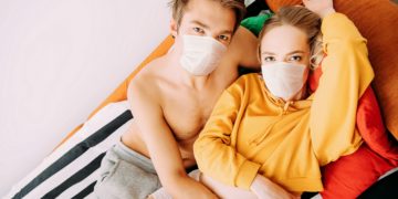 Können wir uns durch Sex mit COVID-19 infizieren? (Bild: Andrey Kiselev/Stock.Adobe.com)
