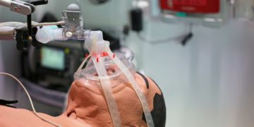Beatmungsgerät an Patientensimulator