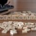 Das Wort Meningitis aus Holzbuchstaben zusammengesetzt