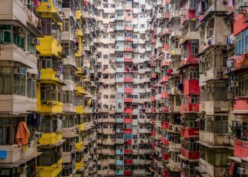 In den dichtgedrängten Häuserschluchten von Hongkong sind eigentlich beste Bedingungen für eine schlagartige Ausbreitung von Infektionskrankheiten gegeben. Erstaunlicherweise konnte hier SARS-CoV-2 effektiv eingedämmt werden. (Bild: tampatra/stock.adobe.com)