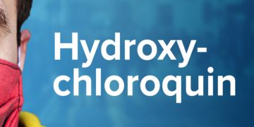 Der Schriftzug Hydroxychloroquin neben einem Mann mit einem Mundschutz