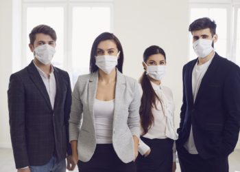 Vier Personen tragen Atemschutzmasken.