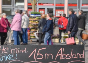 Ein Schild mit der Aufschrift "Bitte mind. 1,5m Abstand Danke!"