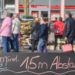 Ein Schild mit der Aufschrift "Bitte mind. 1,5m Abstand Danke!"