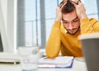 Verschiedene Faktoren am Arbeitsplatz können Depressionen und sogar eine verkürzte Lebenserwartung begüstigen. (Bild: Robert Kneschke/Stock.Adobe.com)