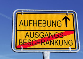 Ein Schild mit Aufhebung der Ausgangsbeschränkung in Deutschland