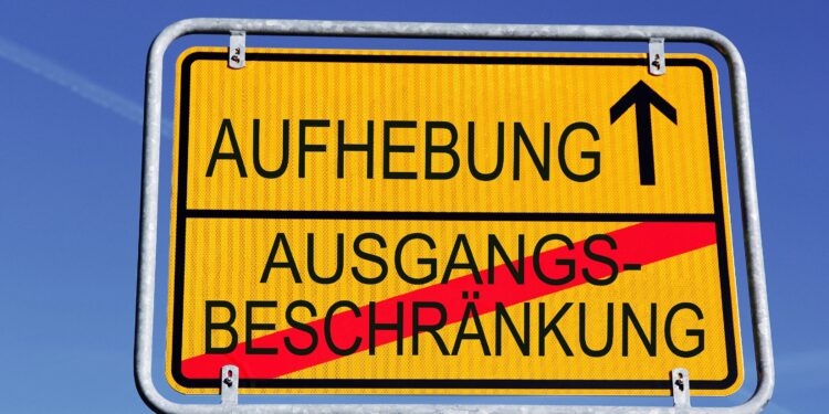 Ein Schild mit Aufhebung der Ausgangsbeschränkung in Deutschland