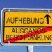 Ein Schild mit Aufhebung der Ausgangsbeschränkung in Deutschland