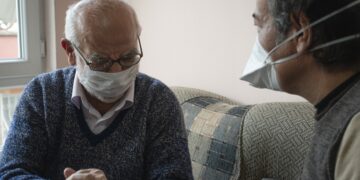 Ist es möglich sich durch normale Atmung oder ein Gespräch mit anderen Personen an COVID-19 zu erkranken? (Bild:  canberk/Stock.Adobe.com)