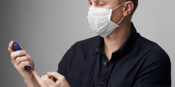 Welchen Einfluss hat die Kontrolle des Blutzuckerspiegels auf schwere Auswirkungen von COVID-19? (Bild: Gecko Studio/Stock.Adobe.com)