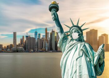 Die Freiheitsstatur in New York trägt eine Atemschutzmaske.