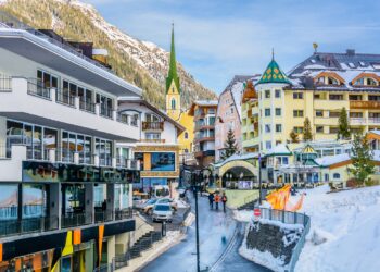 Winterliche Aufnahme des Ortes Ischgl in den österreichischen Alpen
