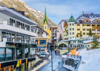 Winterliche Aufnahme des Ortes Ischgl in den österreichischen Alpen