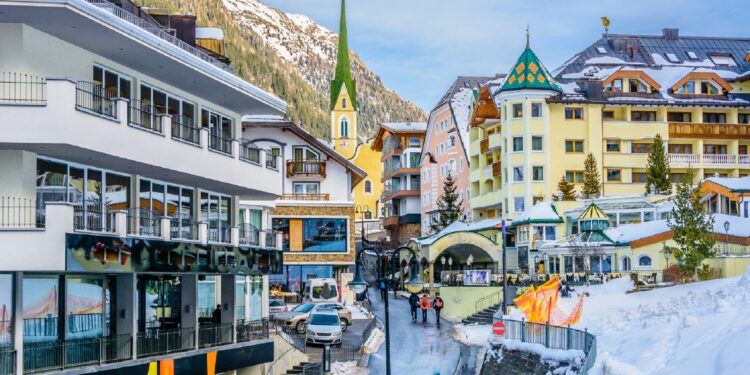 Winterliche Aufnahme des Ortes Ischgl in den österreichischen Alpen