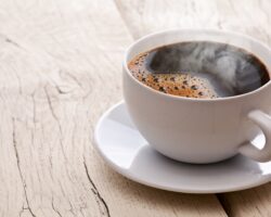 Eine Tasse schwarzer Kaffee auf einem Holztisch