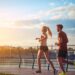 Eine Frau und ein Mann beim Joggen auf einer Brücke