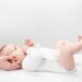 Baby erhält eine osteopathische Behandlung im Nackenbereich