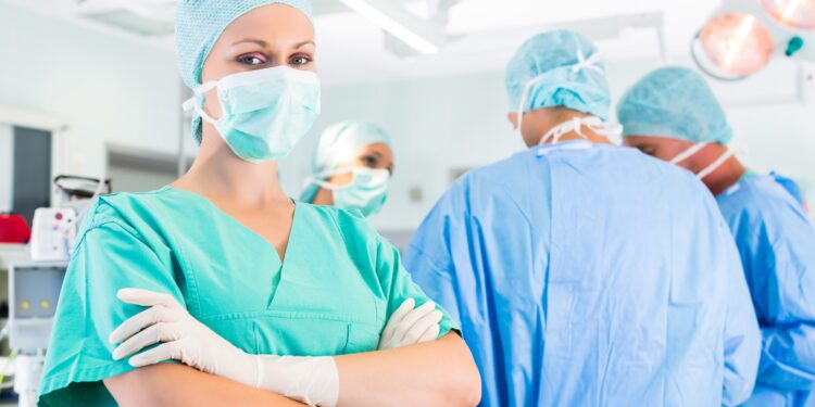 Ein Team aus Chirurginnen und Chirurgen führt eine Operation durch.