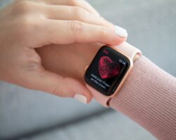Weiblicher Unterarm mit einer Smartwatch