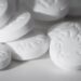 Die Einnahme von niedrigen Dosen von Aspirin ist neben gesundheitlichen Vorteilen auch mit einigen Nachteilen verbunden. (Bild: blueskies9/Stock.Adobe.com)