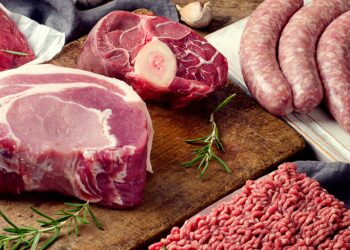 Verschiedene Arten von frischem rohem Fleisch auf dunklem hölzernem Hintergrund